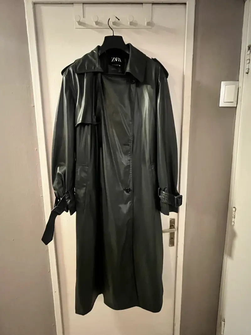 Abrigo impermeable negro Zara con cinturón - 1