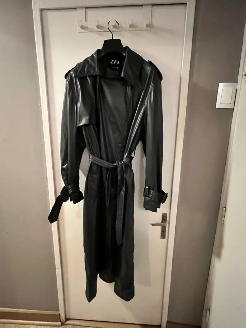 Abrigo impermeable negro Zara con cinturón - 2