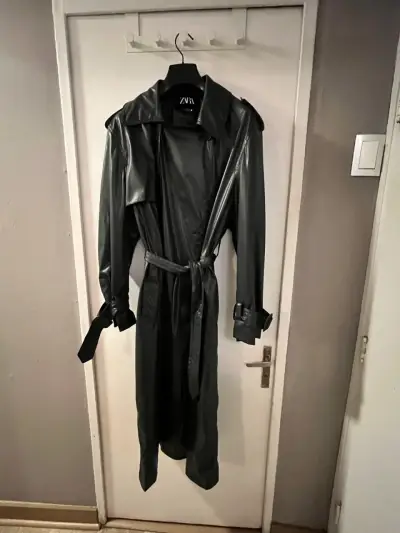 Abrigo impermeable negro Zara con cinturón - miniatura 2