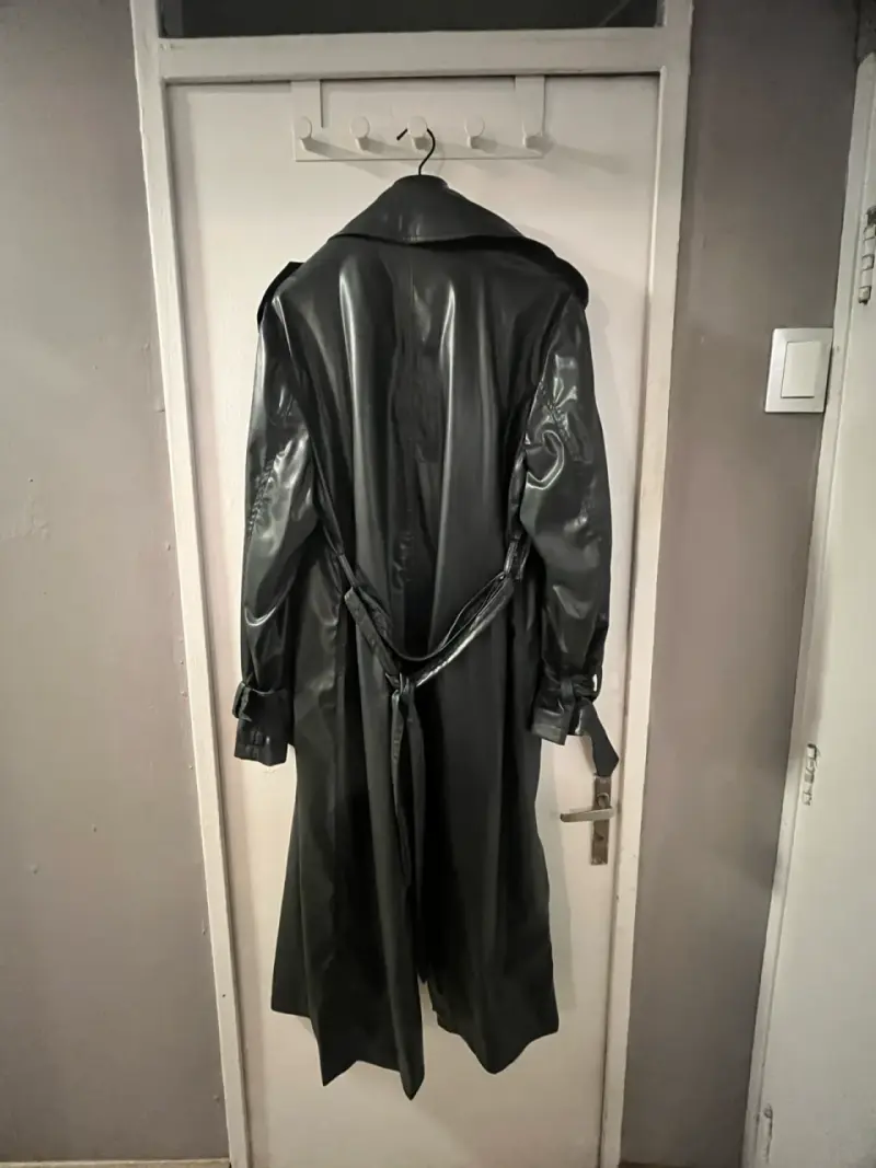 Abrigo impermeable negro Zara con cinturón - 3