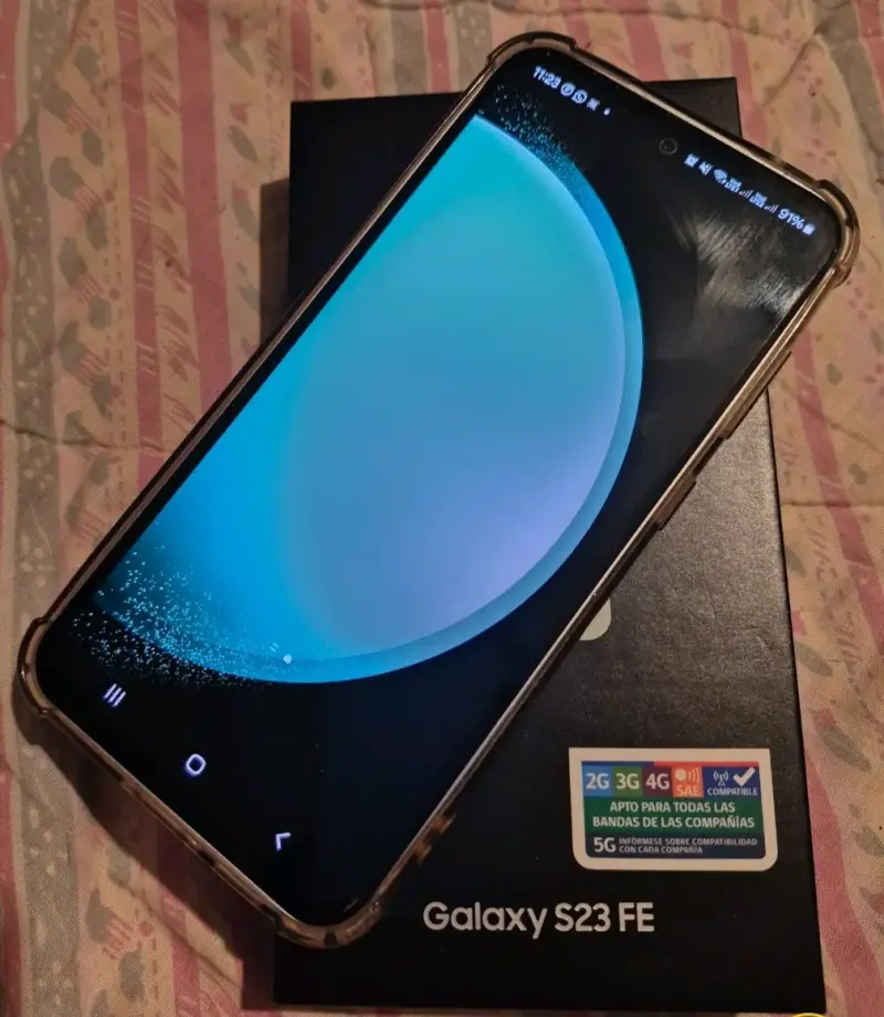 Samsung Galaxy S23 FE con caja y accesorios - 1