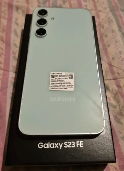 Samsung Galaxy S23 FE con caja y accesorios - miniatura 3