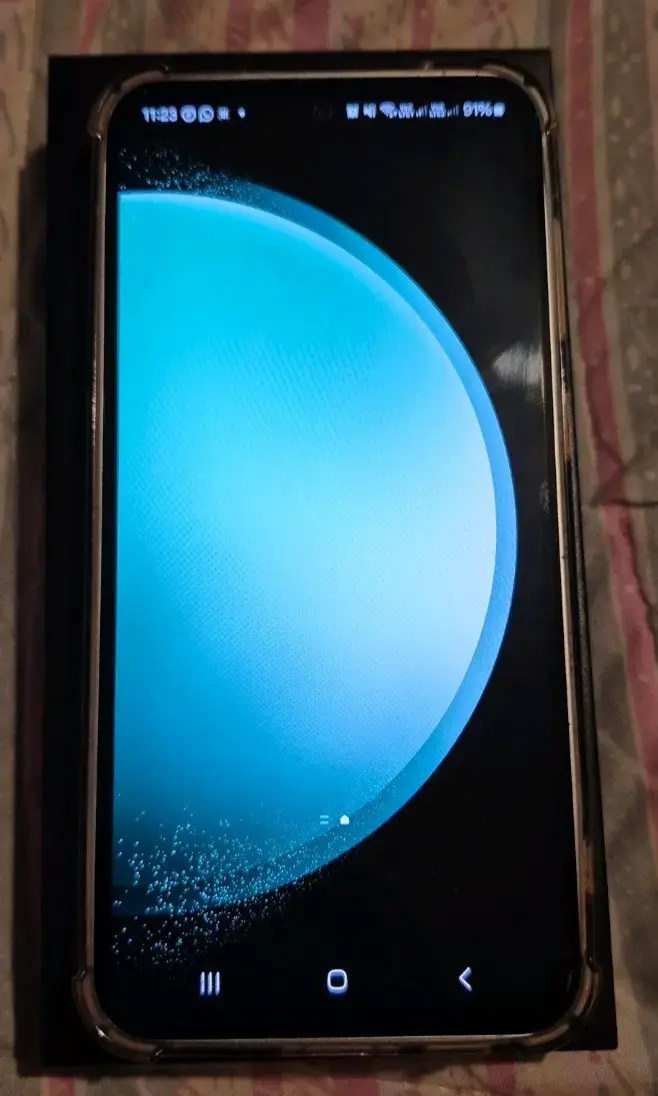 Samsung Galaxy S23 FE con caja y accesorios - 4