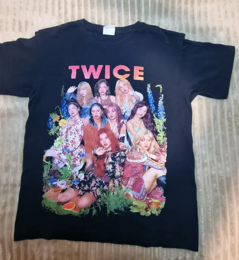 Polera negra con diseño de Twice - 1