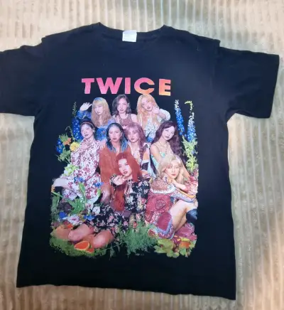Polera negra con diseño de Twice - miniatura 1