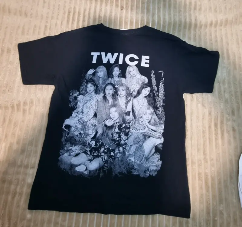 Polera negra con diseño de Twice - 2