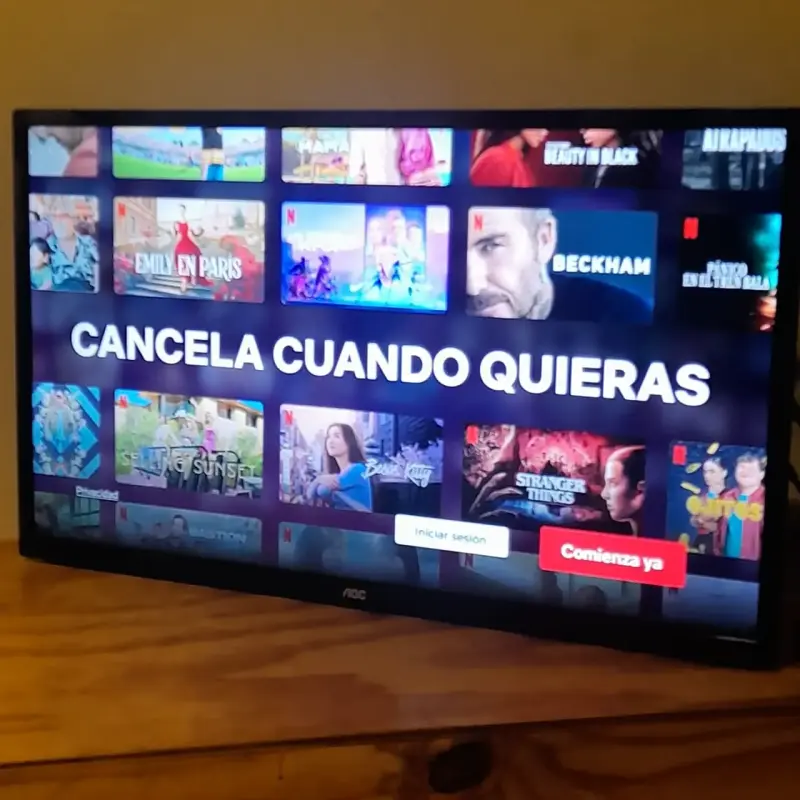 Smart TV AOC 32” con Netflix y YouTube + soporte - 1