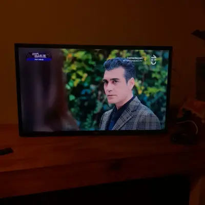 Smart TV AOC 32” con Netflix y YouTube + soporte - miniatura 5