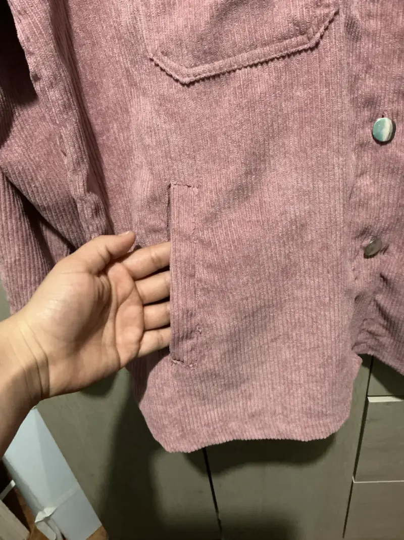 Chaqueta de pana rosada con tachas - 2
