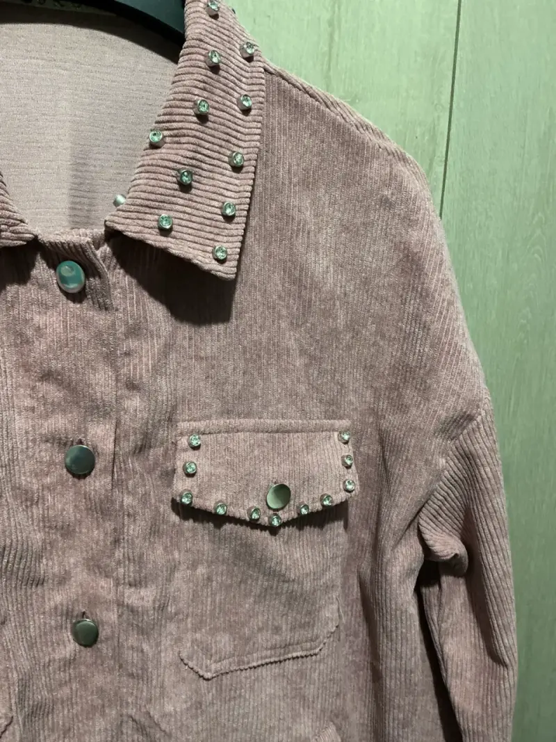 Chaqueta de pana rosada con tachas - 3