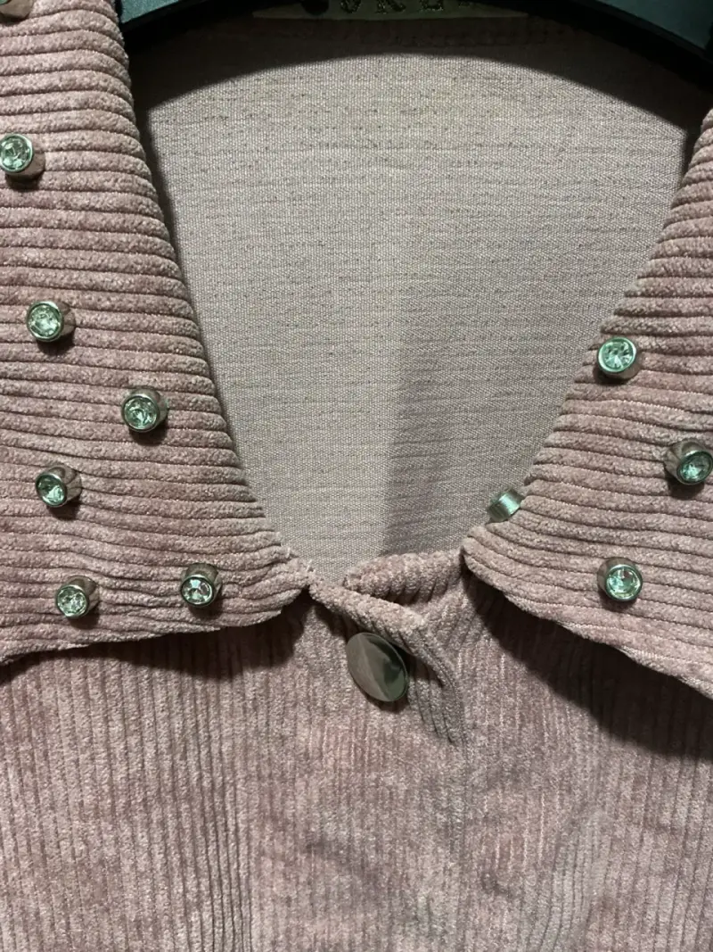 Chaqueta de pana rosada con tachas - 4