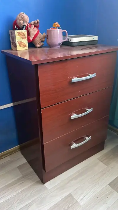 Cómoda de Madera con Tres Cajones - miniatura 1