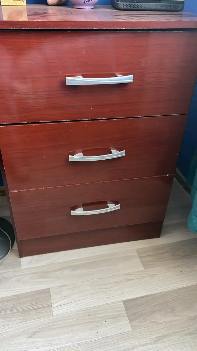 Cómoda de Madera con Tres Cajones - 2