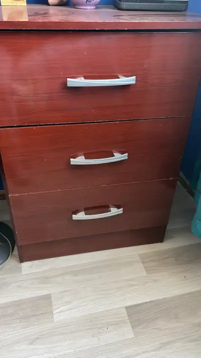 Cómoda de Madera con Tres Cajones - miniatura 2