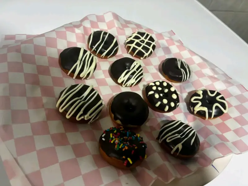 Caja de mini donas decoradas para regalo - 2