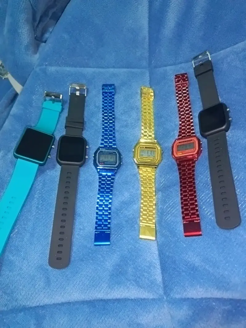 Set de relojes digitales y analógicos coloridos - 1