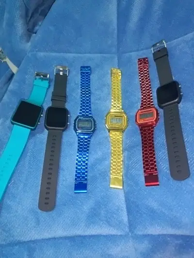 Set de relojes digitales y analógicos coloridos - miniatura 1