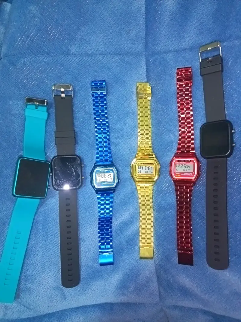 Set de relojes digitales y analógicos coloridos - 2