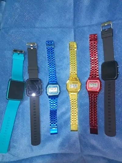 Set de relojes digitales y analógicos coloridos - miniatura 2