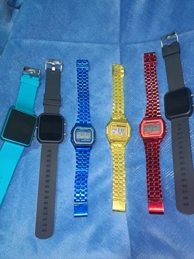 Set de relojes digitales y analógicos coloridos - 3