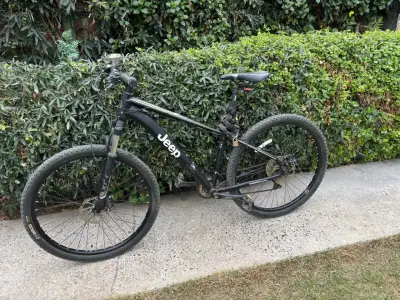 Bicicleta de montaña Jeep negra en buen estado - miniatura 1