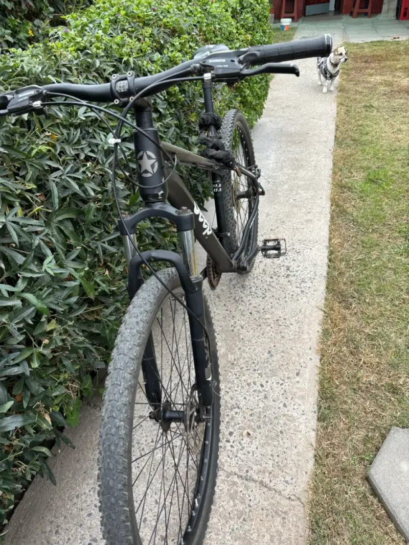 Bicicleta de montaña Jeep negra en buen estado - 2