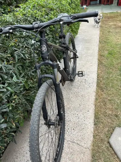 Bicicleta de montaña Jeep negra en buen estado - miniatura 2