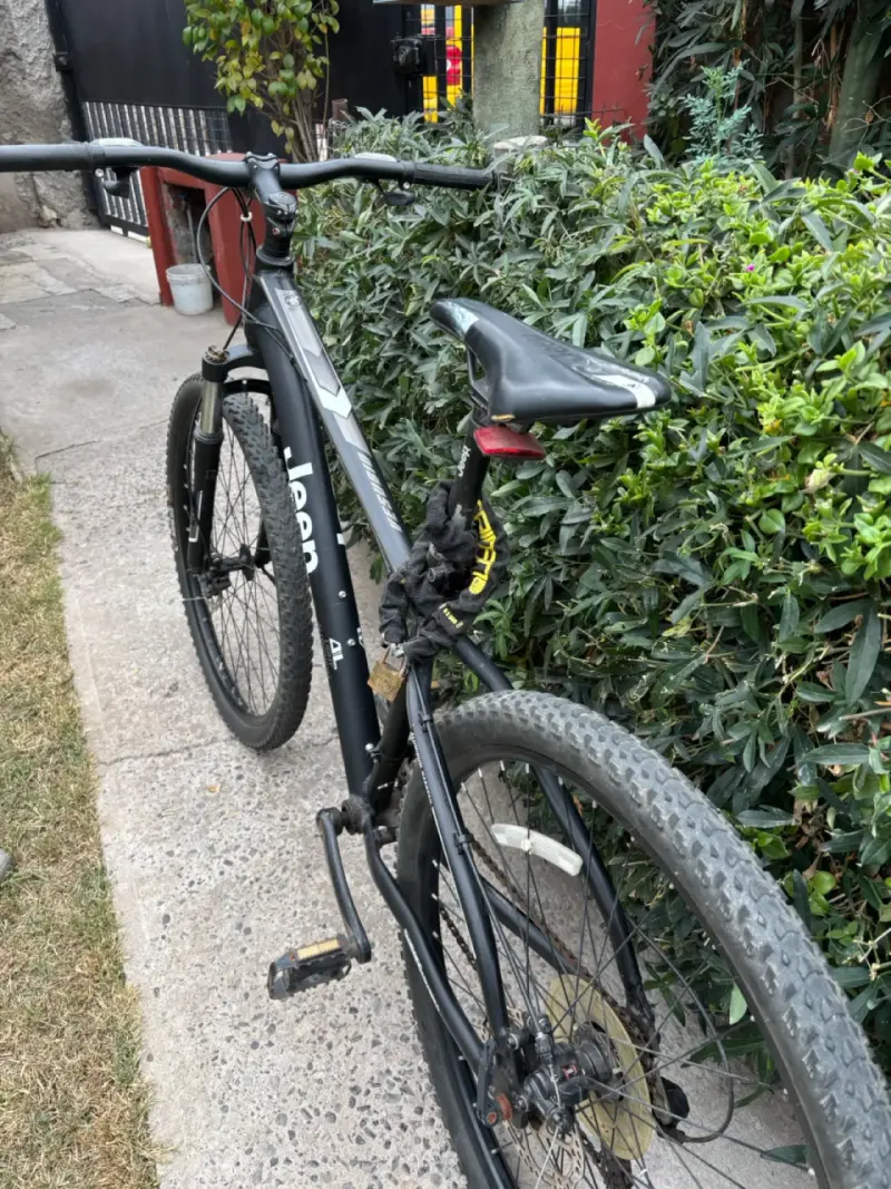 Bicicleta de montaña Jeep negra en buen estado - 3