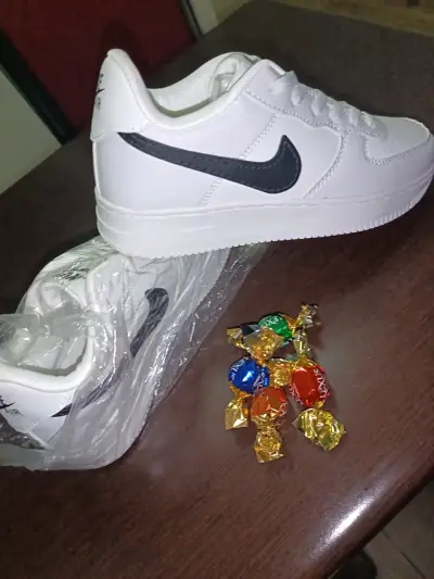 Zapatillas deportivas blancas con logo negro - miniatura 1