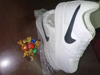Zapatillas deportivas blancas con logo negro - miniatura 2