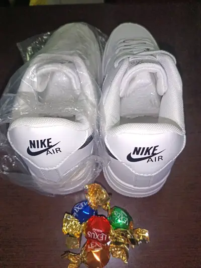 Zapatillas deportivas blancas con logo negro - miniatura 3