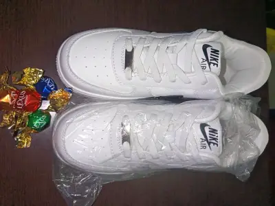 Zapatillas deportivas blancas con logo negro - miniatura 4