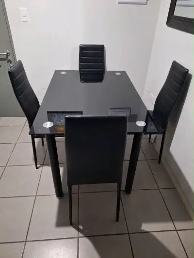 Juego de Comedor Negro de Vidrio para 4 Personas - miniatura 1