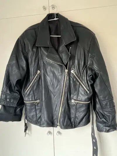 Chaqueta de cuero negra estilo motociclista - miniatura 1