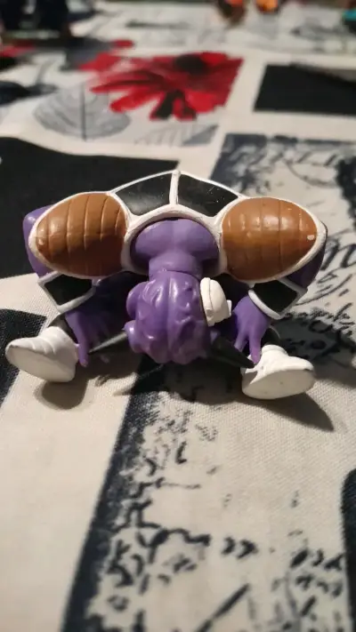 Figura de acción de personaje púrpura - miniatura 1