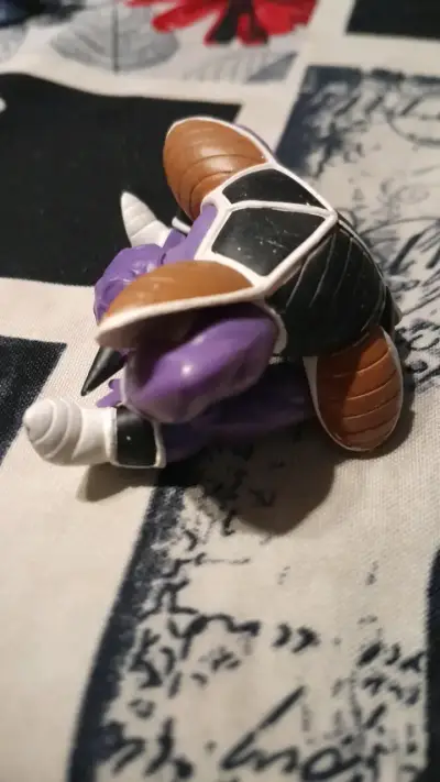 Figura de acción de personaje púrpura - miniatura 2