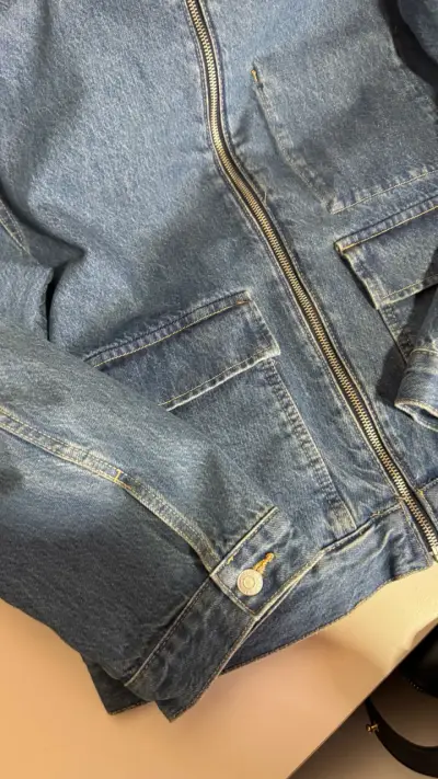 Chaqueta de mezclilla azul con cierre H&M - miniatura 4