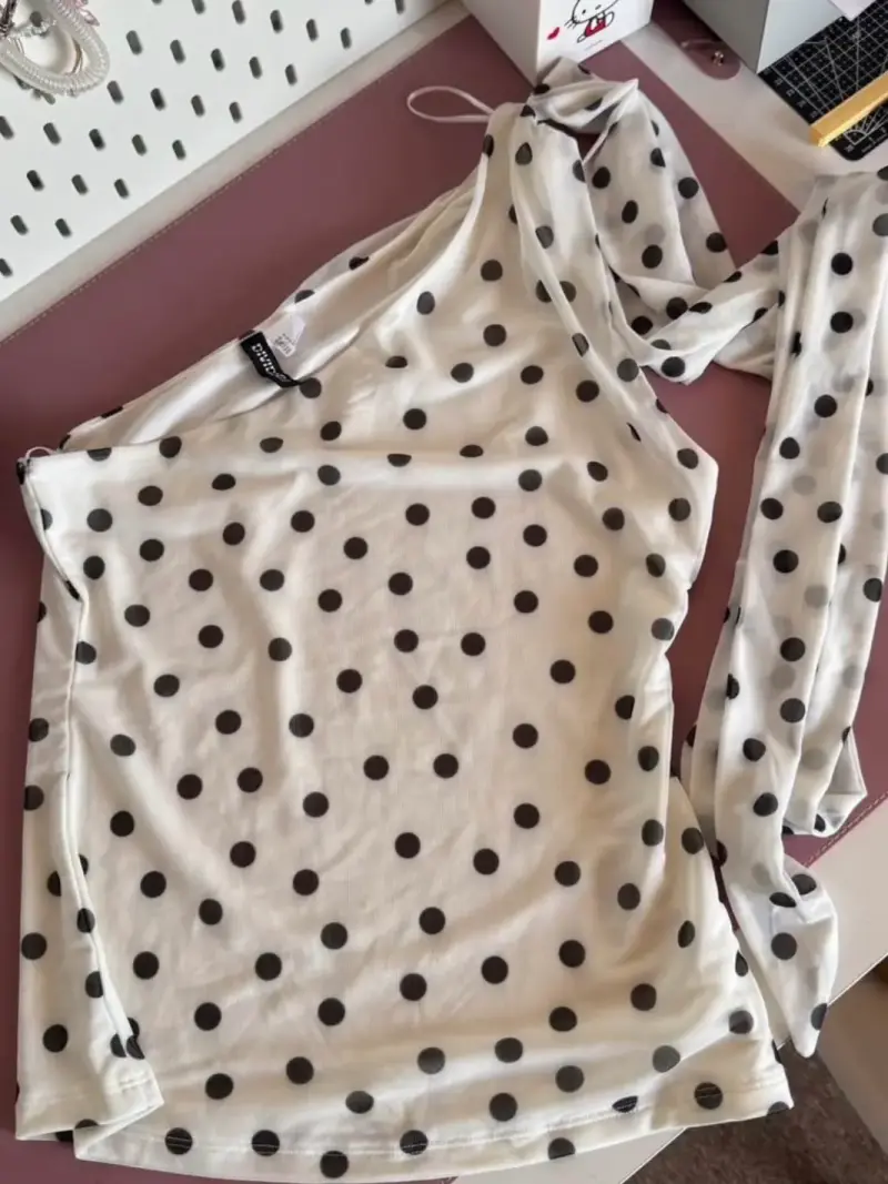 Blusa de un hombro con lunares H&M - 1