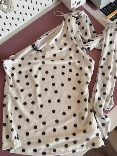 Blusa de un hombro con lunares H&M - miniatura 1