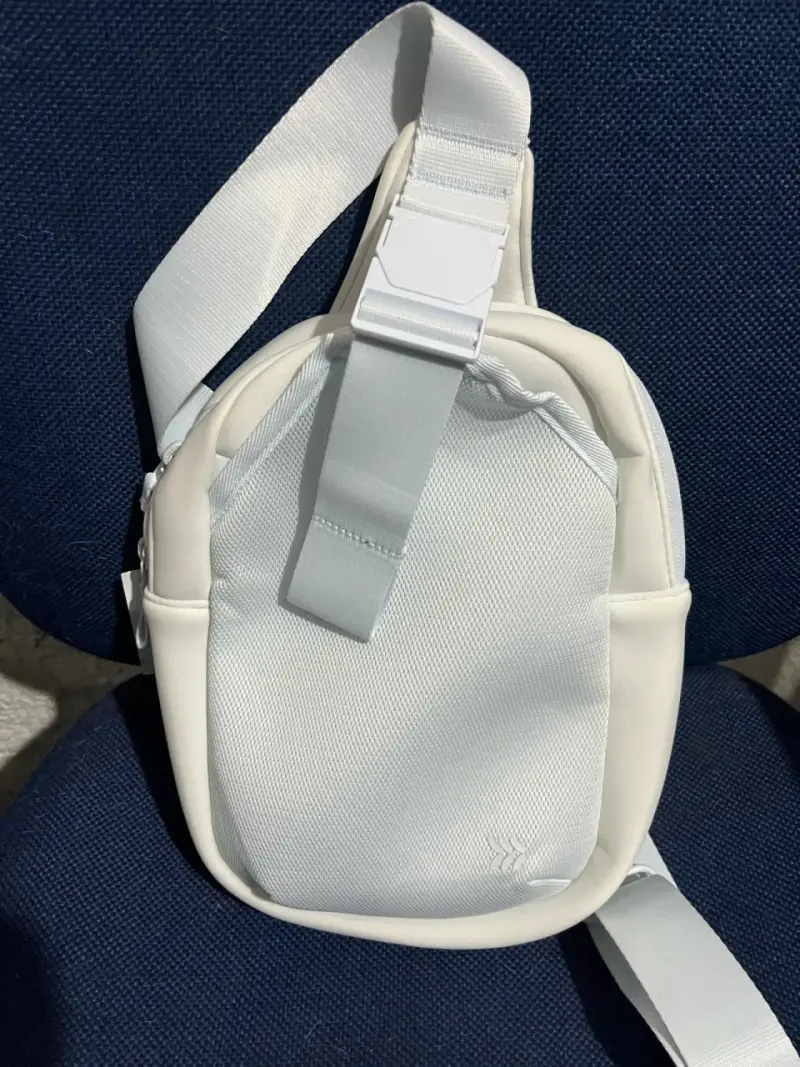 Mochila bandolera blanca compacta