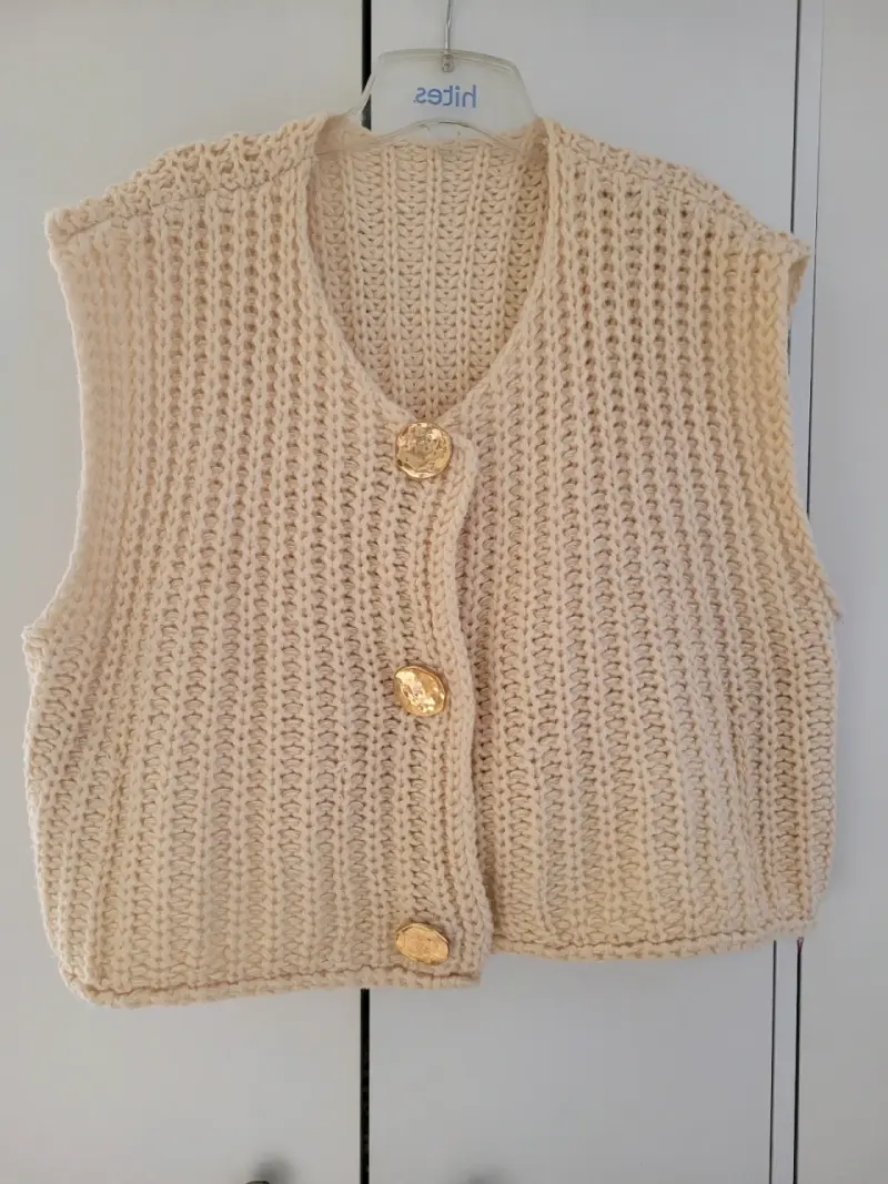 Chaleco tejido beige con botones dorados - 1