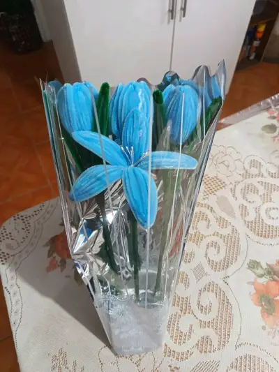 Ramo de flores artificiales de colores vivos - miniatura 1