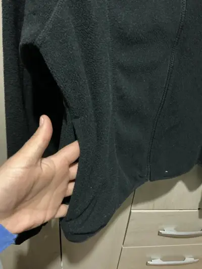 Chaqueta de polar negra con cierre - miniatura 4