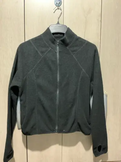 Chaqueta de polar negra con cierre - miniatura 1