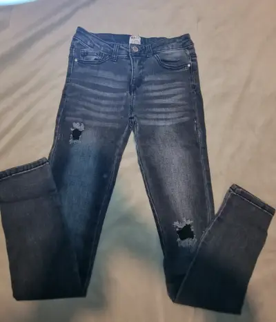 Jeans oscuros con diseño desgastado para mujer - miniatura 1