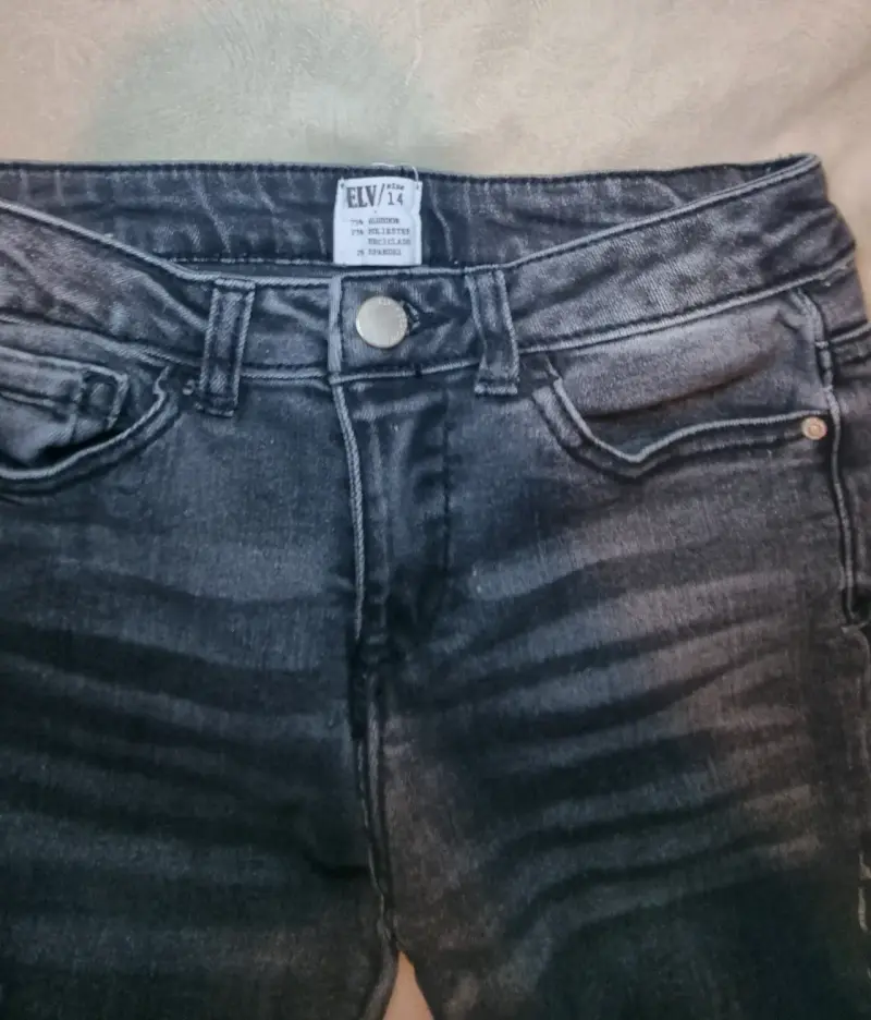 Jeans oscuros con diseño desgastado para mujer - 2