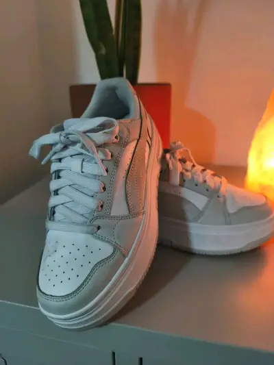 Venta de zapatillas y botas - miniatura 3