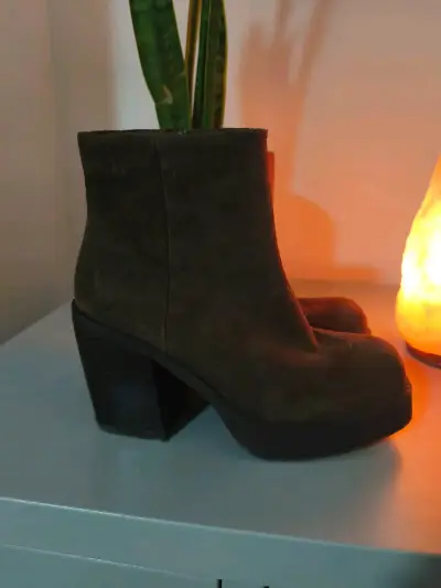Venta de zapatillas y botas - miniatura 6