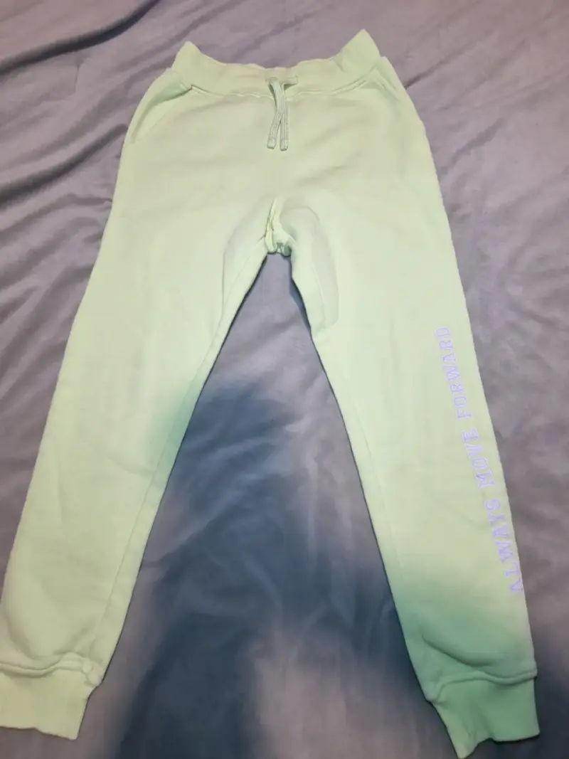 Pantalones deportivos verdes unisex con texto