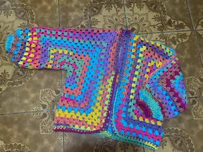 Cardigan de crochet multicolor hecho a mano - miniatura 2